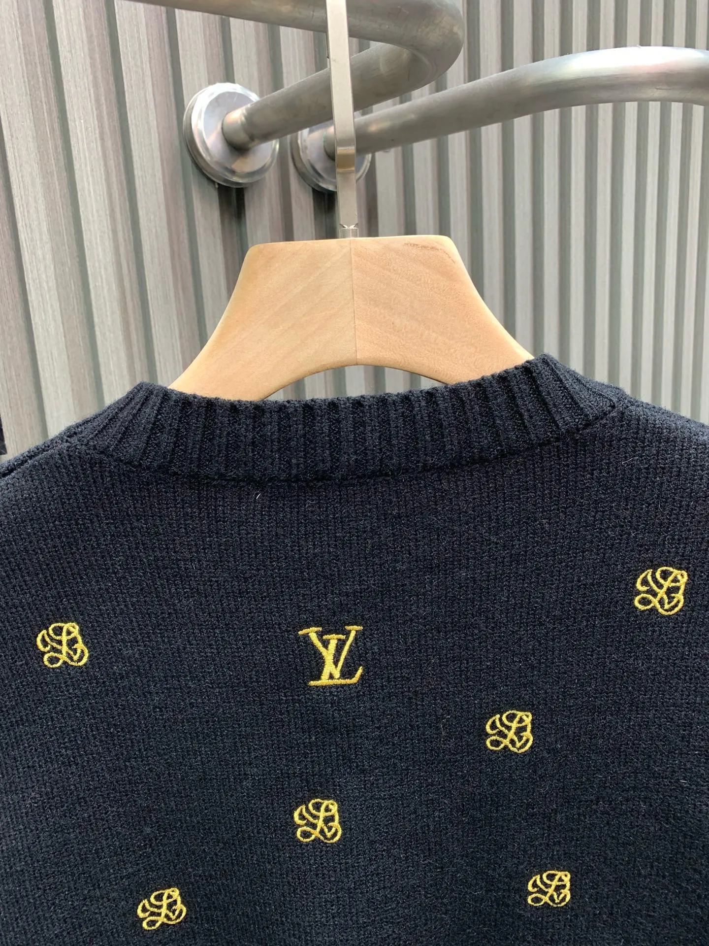 🅿️460 🀄️ Louis Vuitton 1*v25 new autumn and winter full-flower printed embroidered knitted pullover made of 50% sheep 🐏 velvet material, so it has natural softness and comfort, and also has good hygroscopicity and breathability. Matte needle-embroidered full-flower logo. The contrasting matte embroidery thread material is used for the version to best restore the same effect as the original version. The embroidery is very fine and dense. By controlling the direction and tightness of the embroidery thread, the embroidery thread forms exquisite embroidery on the embroidery cloth. Combined with encryption processing to increase the three-dimensional effect. Use water and detergent for cleaning during the general washing process. Make the clothes softer and cleaner through gentle scrubbing and rinsing. Customized buttons. Independently develop the Feidong series of square washing wheat. Three standards are complete.
